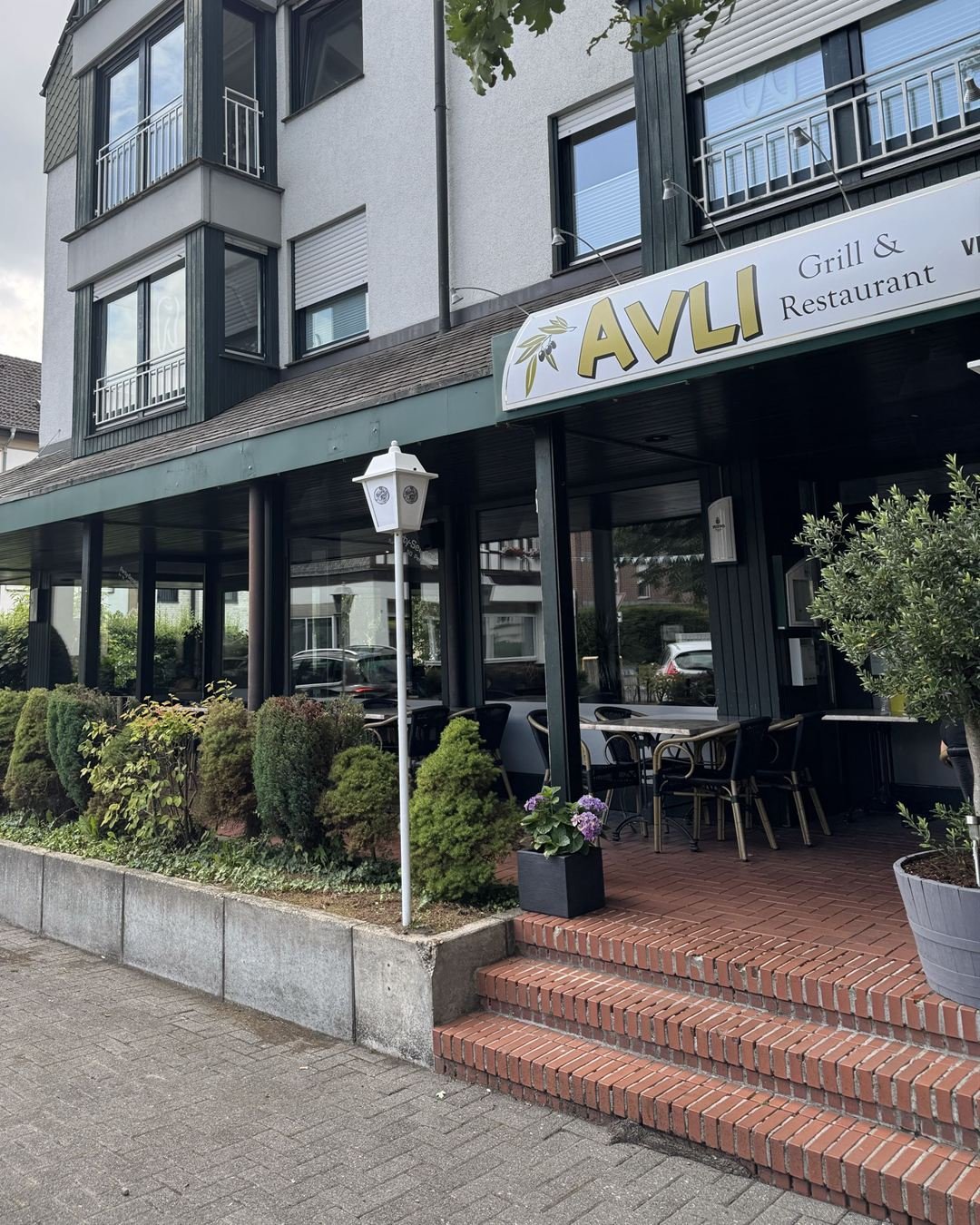 Das AVLI Grill Restaurant an der Kreisstraße in Bork, mit überdachter Terrasse und Eingang